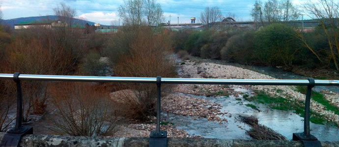Una pasarela peatonal sobre el Hjar comunicar Matamorosa con Reinosa