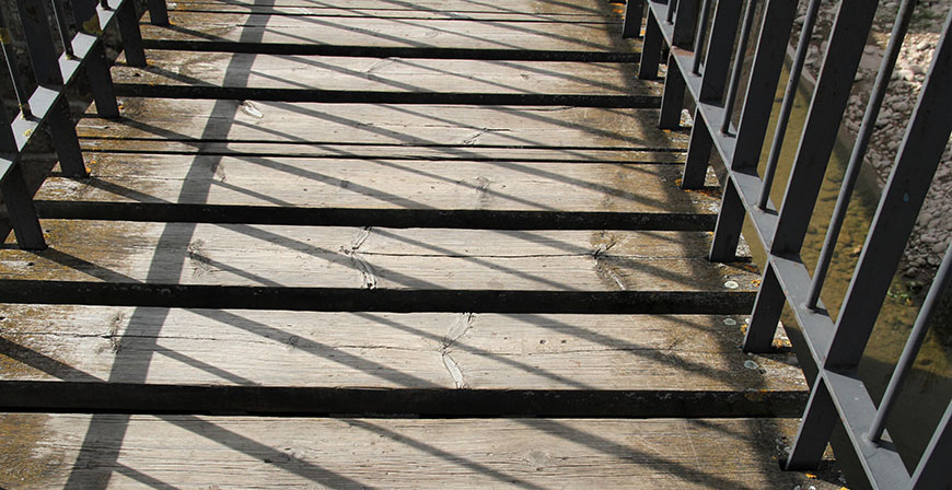 La pasarela del puente del ferrocarril entre Sorribero y la Avenida Calonge pierde tablas
