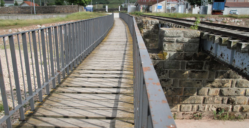 La pasarela del puente del ferrocarril entre Sorribero y la Avenida Calonge pierde tablas