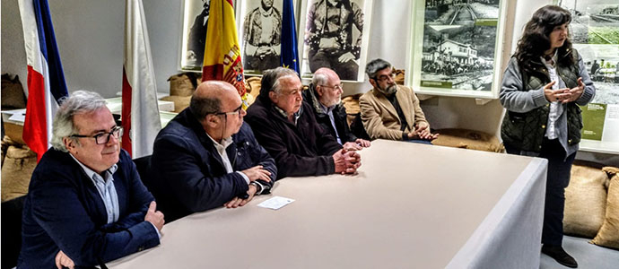 Pedro Sobrado firma el cartel del 25 aniversario de la Feria Internacional del Queso Artesano de Pesquera