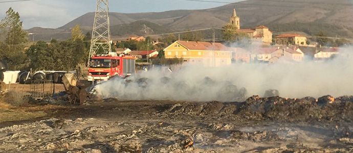 Pena de crcel, orden de alejamiento y multa de 61.409 euros para el acusado de quemar 2.000 fardos en Requejo