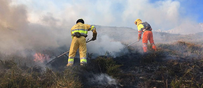Permanece activo un incendio forestal de los diez provocados hoy en Cantabria