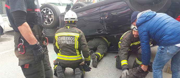 Una persona resulta herida leve al volcar su vehculo en una calle de Laredo