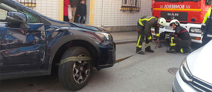 Una persona resulta herida leve al volcar su vehculo en una calle de Laredo