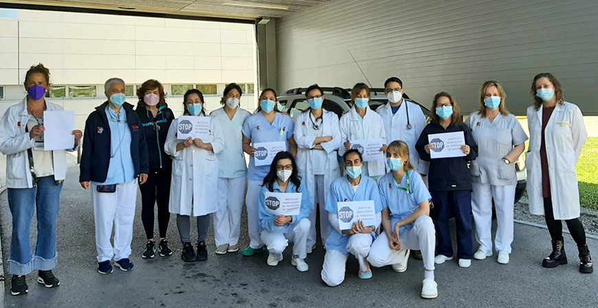 El personal del Tres Mares se concentra para condenar la agresin de un paciente a los sanitarios del centro de salud Los Castros