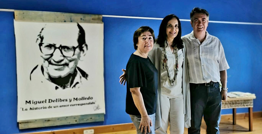 Pilar Lorenzo recoge el primer premio del Concurso de relato corto  Miguel Delibes de Molledo
