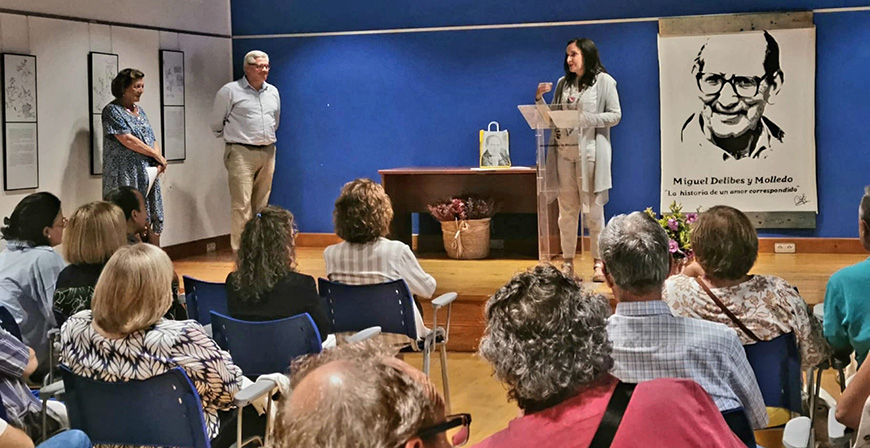 Pilar Lorenzo recoge el primer premio del Concurso de relato corto  Miguel Delibes de Molledo