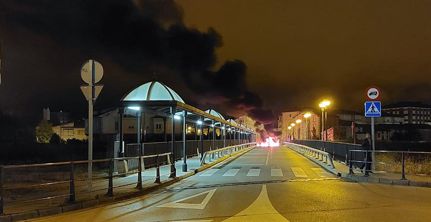 Piquetes cortan de madrugada los accesos a la zona industrial de Reinosa con motivo de la huelga del metal