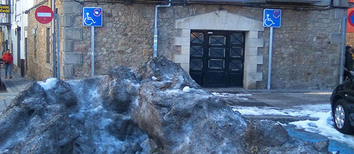 Plazas para discapacitados cargadas de nieve