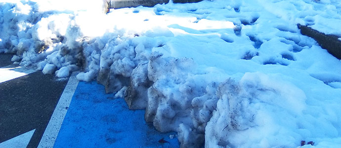 Plazas para discapacitados cargadas de nieve