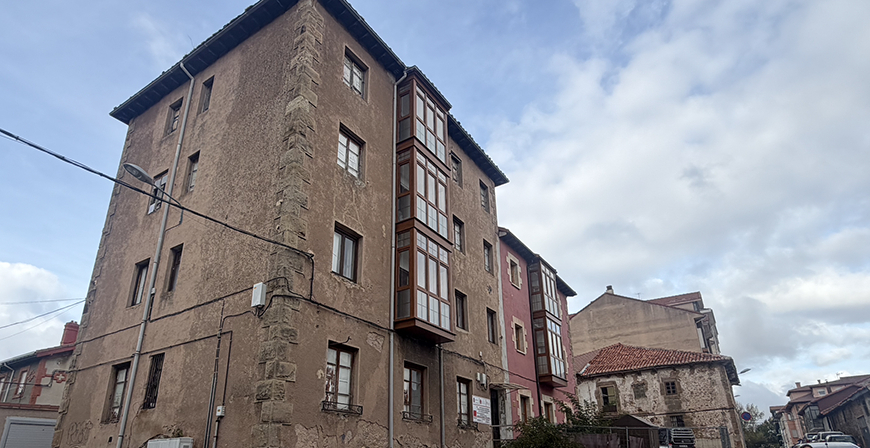 El Pleno de Reinosa aprueba ceder cinco viviendas de la Casa de los Maestros al Gobierno de Cantabria para ampliar el parque p�blico de alquiler