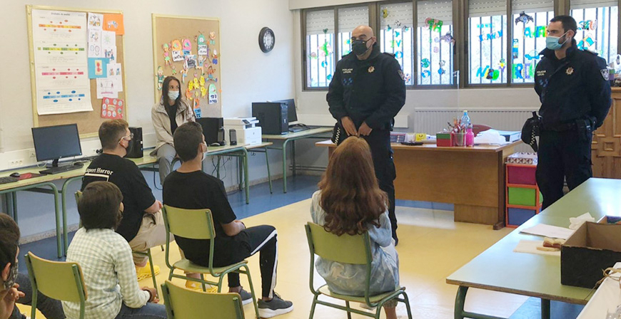 La Polica Local de Reinosa imparte charlas entre jvenes para la prevencin de delitos con las nuevas tecnologas