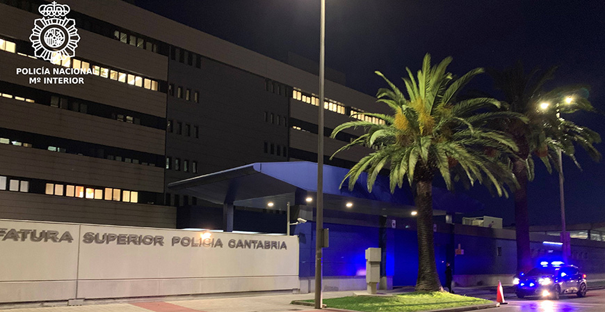 La Polica Nacional detiene a dos varones por el hurto en el interior de siete vehculos