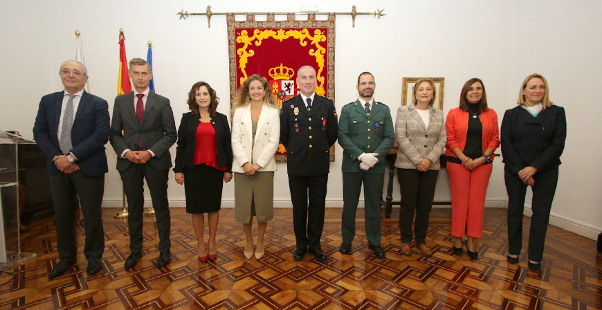 El polica nacional Miguel ngel Ramos y el guardia civil Carlos Javier Corts reciben la medalla al Mrito de Proteccin Civil