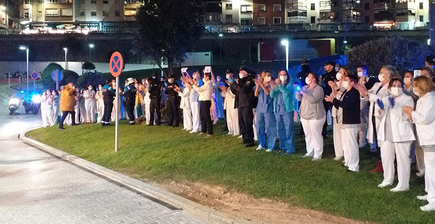 Polica Nacional, Polica Local y Bomberos Voluntarios rinden homenaje a los sanitarios de Valdecilla