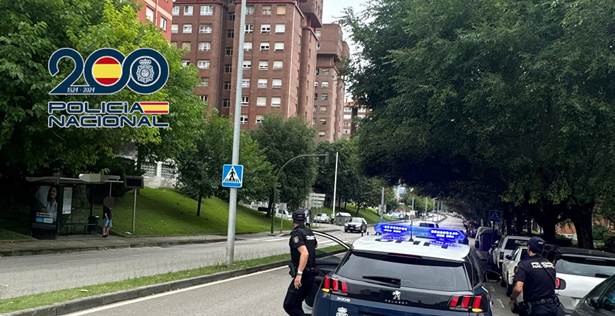La Polica Nacional salva a un joven encaramado al marco de la ventana de un octavo piso en Cazoa