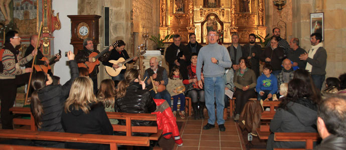 La Pozona llev los villancicos a la iglesia de Requejo