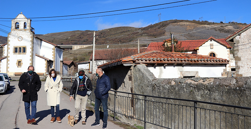 Presidencia renueva el vallado del entorno del nacimiento del Besaya en Caeda
