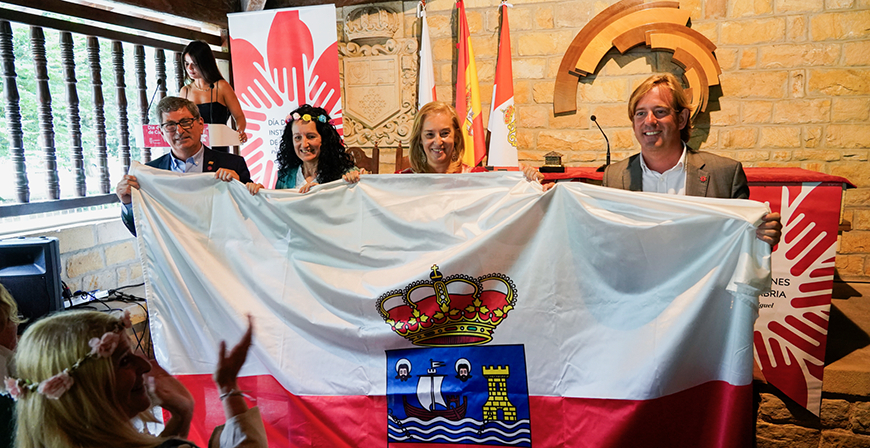 La presidenta del Parlamento entrega la Bandera de Cantabria que se izar� el D�a de las Instituciones