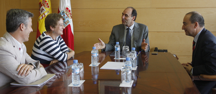 El presidente de Cantabria recibe a Paz Herrera, la ganadora del concurso 'Pasapalabra'