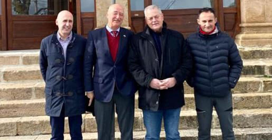 El presidente del Parlamento de Cantabria visita Enmedio, Suso y Yuso