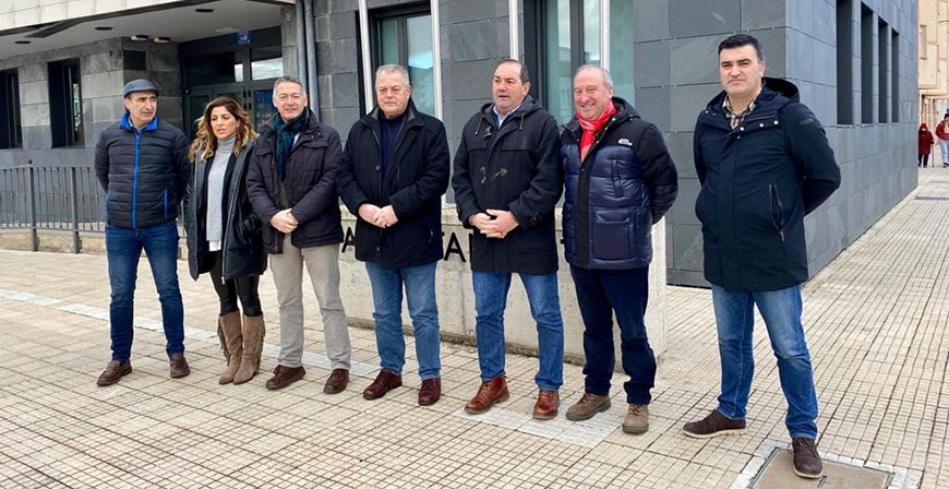 El presidente del Parlamento de Cantabria visita Enmedio, Suso y Yuso