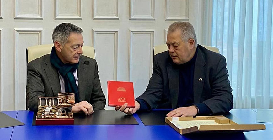 El presidente del Parlamento de Cantabria visita Enmedio, Suso y Yuso
