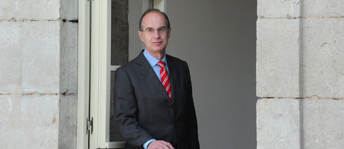 El presidente del Parlamento lamenta el fallecimiento de Emilio Botn