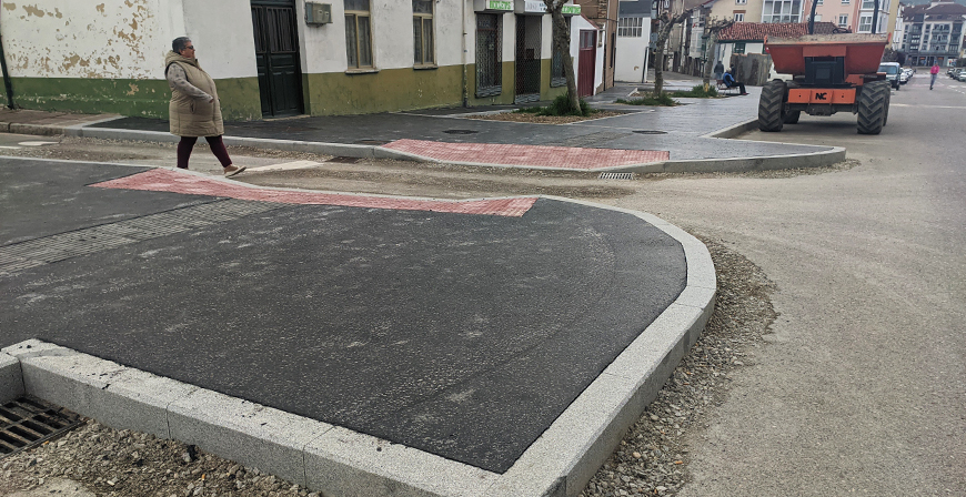 Prosiguen las obras en la red de abastecimiento y aceras de la calle Ronda 