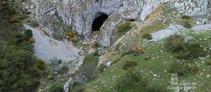 Proteccin Civil auxilia a una mujer herida en la Cueva del Cobre
