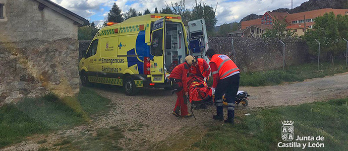 Proteccin Civil auxilia a una mujer herida en la Cueva del Cobre