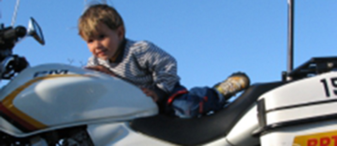 A qu edad puede un nio viajar como pasajero en una moto?