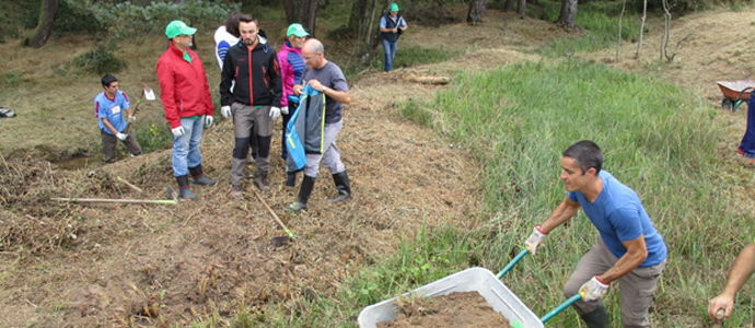 Las ranas ya ocupan las charcas construidas por los voluntarios de Provoca en Orzales