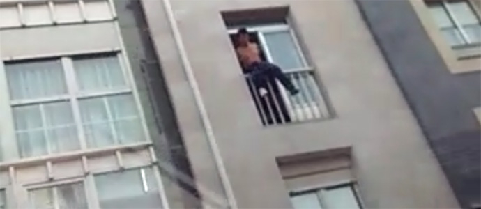 Reducen a un hombre que amenazaba con suicidarse desde la ventana de un piso en la Avenida Puente Carlos III
