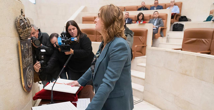 La regionalista Ana Obreg�n toma posesi�n como diputada del Parlamento de Cantabria