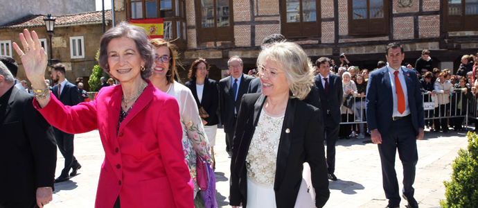 La Reina Sofa inaugura en Aguilar de Campoo la muestra 'Mons Dei'