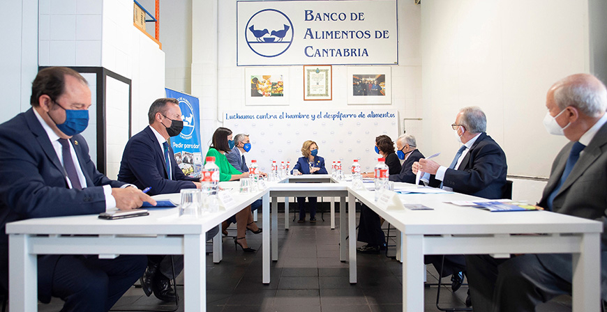 La Reina Sofa visita el Banco de Alimentos de Cantabria