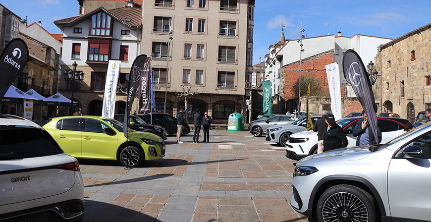 Reinosa acoge la I Exposicin de coches elctricos