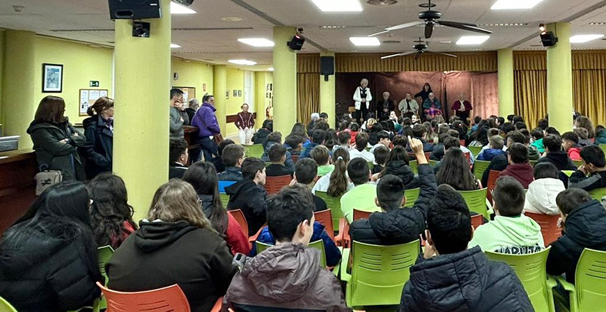 Reinosa acogi un encuentro intergeneracional entre mujeres mayores y alumnos de los centros educativos