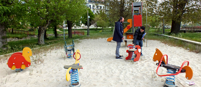 Reinosa acondiciona sus parques infantiles