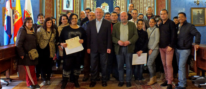 Reinosa entrega los diplomas a los participantes en el Proyecto Integrado de Empleo