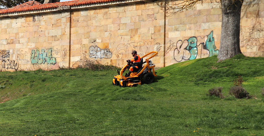 Reinosa inicia la siega de parques y jardines