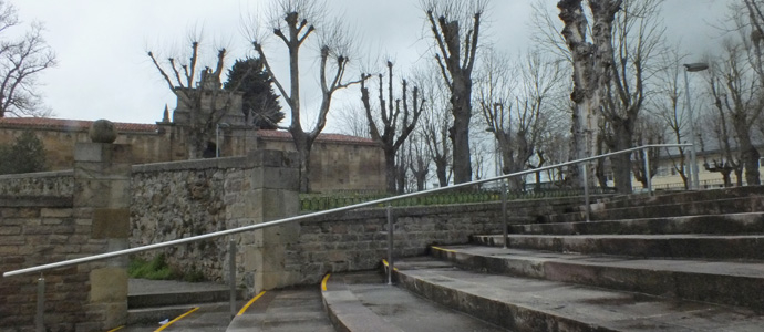 Reinosa instala barandillas en los accesos al cementerio y a la grada del San Francisco