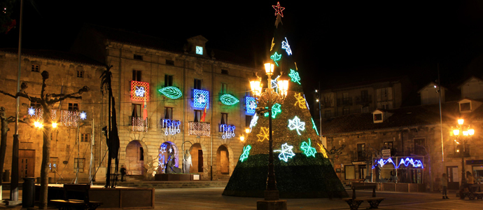 Reinosa pone formas, luces y colores a la Navidad