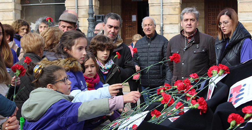 Reinosa recuerda a las vctimas de la violencia de gnero con una marcha y una ofrenda floral