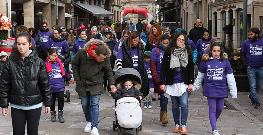 Reinosa recuerda a las vctimas de la violencia de gnero con una marcha y una ofrenda floral