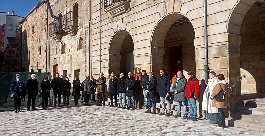 Reinosa se suma al minuto de silencio en memoria de las v�ctimas del accidente de ferrocarril de Adamuz