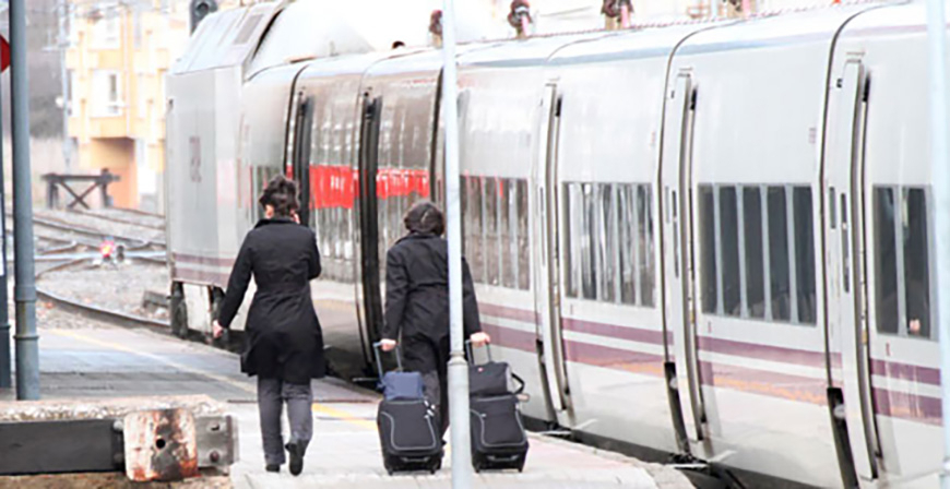 Renfe programa dos trenes ms para viajar entre Santander y Madrid los viernes y domingos