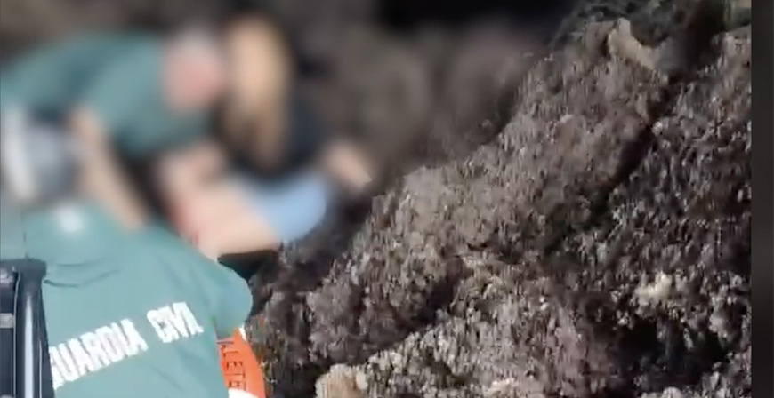 Rescatada in extremis una mujer encaramada a unas rocas en el Faro del Caballo