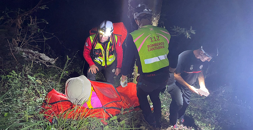 Rescatada por la noche una senderista britnica de 64 aos extraviada entre Pembes y Mogrovejo